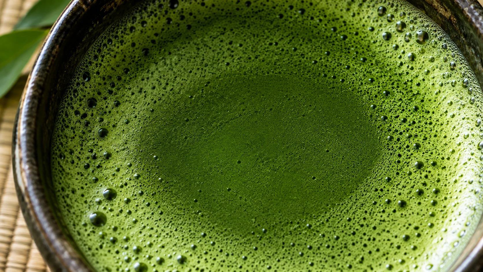 きめ細かな泡が広がる、鮮やかな抹茶のクローズアップ