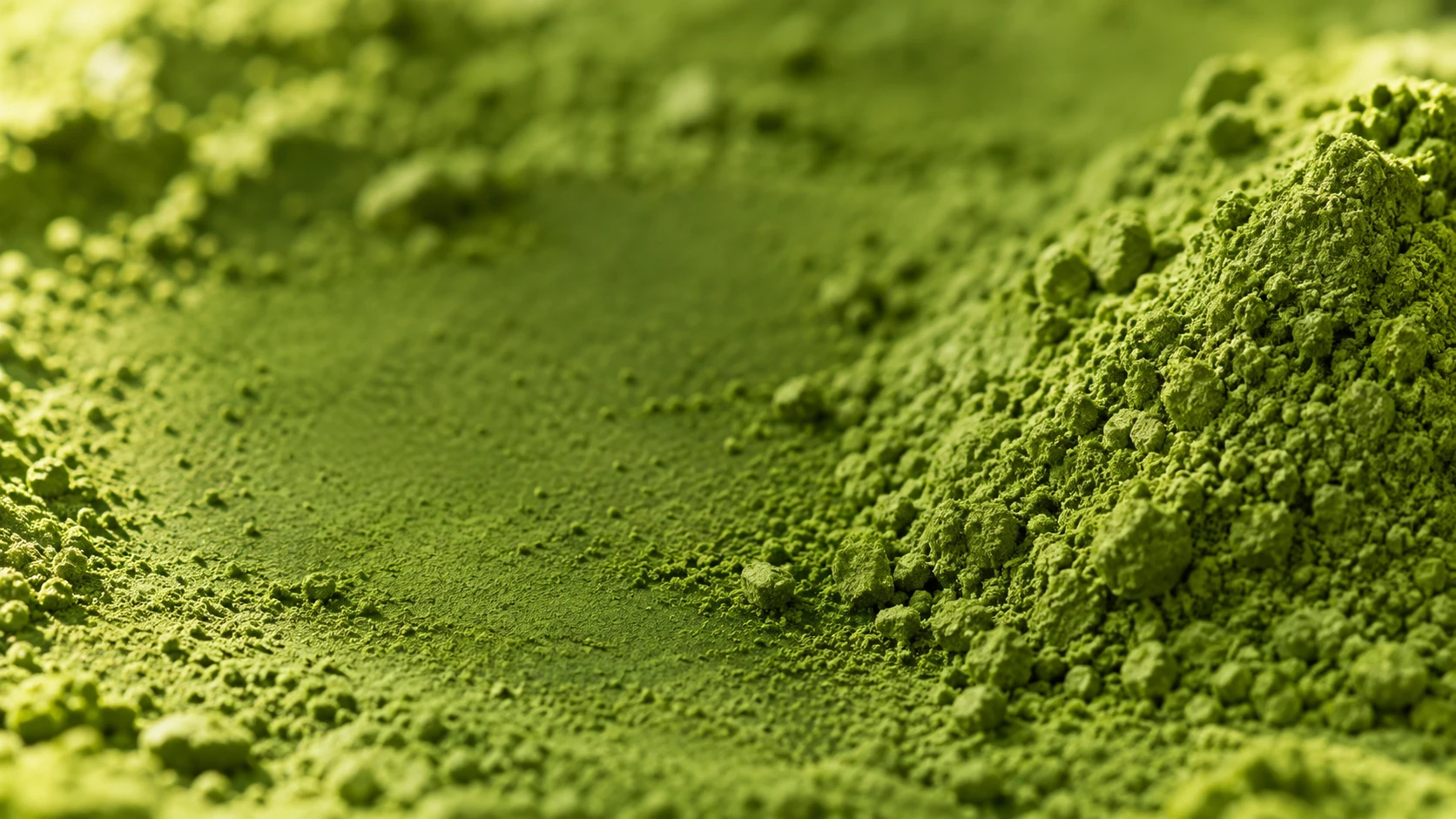 細かな粒子と鮮やかな緑が際立つ抹茶の粉