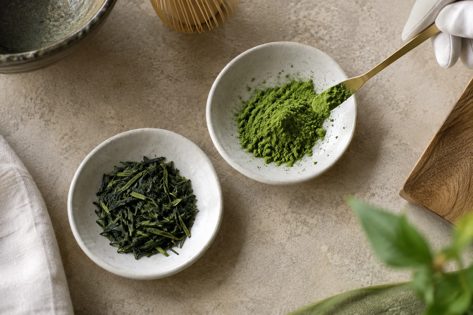 茶葉と抹茶のサンプルを確認する品質評価のイメージ